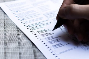 Elinde kalem olan biri, Amerika Birleşik Devletleri 'ndeki 2020 başkanlık seçimlerinde kime oy vereceğini düşünüyor. Portland, Oregon / ABD - Ekim 2020.