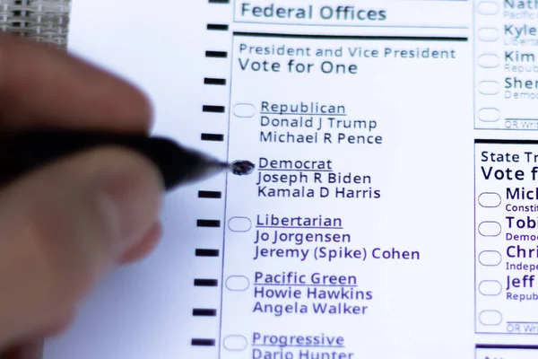 共和党总统候选人乔 拜登和卡马拉 哈里斯在俄勒冈州提前投票时 手里拿着钢笔的白人通过邮件为他们投票 美国俄勒冈州波特兰 2020年10月 图库图片