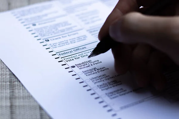 共和党候補者への投票ドナルド トランプとマイケル ペンスは 2020年アメリカ合衆国大統領選挙の際に投票した オレゴン州ポートランド 2020年10月 ストック写真