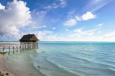 Güneşli bir gün ve mavi gökyüzünde küçük bir kulübe, Kiribati Cumhuriyeti, Orta Pasifik Okyanusu Mikronezya