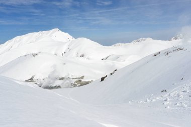 İlkbaharda karlı moutain, Toyama, Japonya
