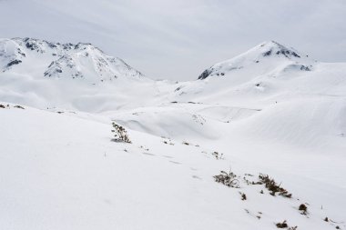 İlkbaharda karlı moutain, Toyama, Japonya