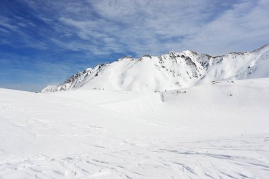 İlkbaharda karlı dağ