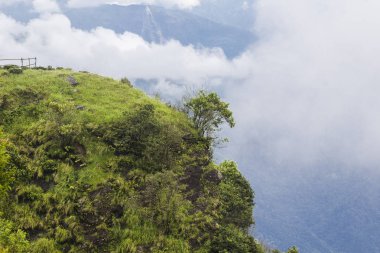 Shelpu Hills bulutlu gökyüzü yeşil tepelik uçurumun bir görünümünü