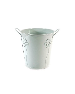 beyaz zemin üzerine metal kova