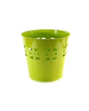 beyaz zemin üzerine metal kova