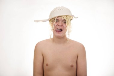 Bir genç, şişman, neşeli, gülümsemeye sahip bir çocuk ve kafasında spagetti noodle. Giysi olmadan Dolgun vücut. Beyaz arka plan. Portre fotoğrafı.