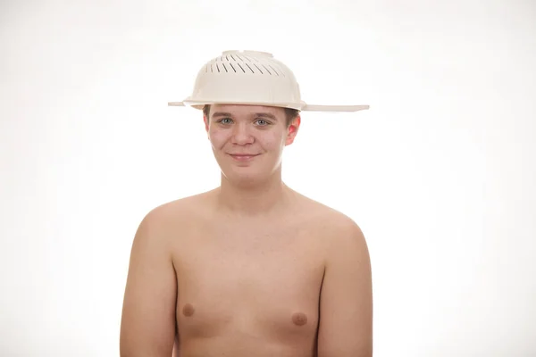 Chico Joven Gordo Alegre Sonriente Con Colador Pasta Cabeza Cuerpo — Foto de Stock