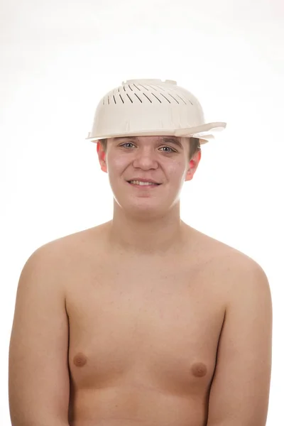 Chico Joven Gordo Alegre Sonriente Con Colador Pasta Cabeza Cuerpo — Foto de Stock