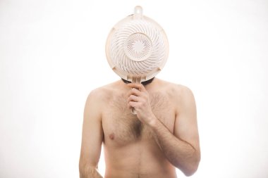 Sakallı, komik, kafasında bir kevgir olan genç bir adam. Beyaz arka plan. Giysisiz bir vücut. Portre fotoğrafı. Beyaz adam.