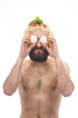 Sakallı, komik, kafasında spagetti olan genç bir adam. Mantar. Beyaz arka plan. Giysisiz bir vücut. Portre fotoğrafı. Beyaz adam.