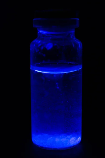 Pintura Fluorescente Azul Del Vial Luz Ultravioleta —  Fotos de Stock