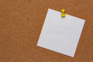 Mantar panoya tutturulmuş beyaz not kağıdı