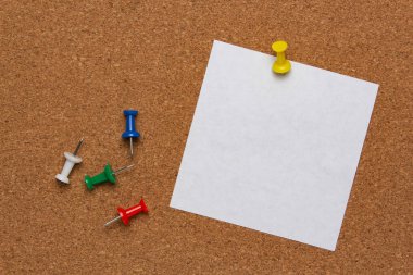 Mantar tahtaya ve renkli iğnelere tutturulmuş beyaz not kağıdı