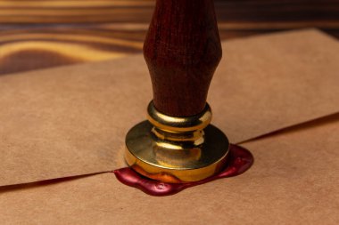 Metal mühür mührü zarfa bastırır.