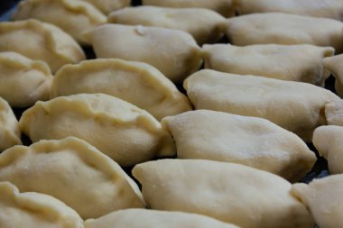 Çiğ ev yapımı fırınlar siyah bir tepside