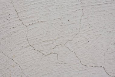 Boyanın arka planında çatlaklar var.