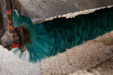 Sokakları temizlemek için teknik, yolu temizlemek için dönen çalı..