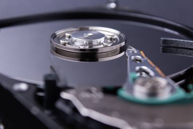 Bilgisayar sabit diski içeriden kapat. Bir bilgisayarın ayrıntısı.