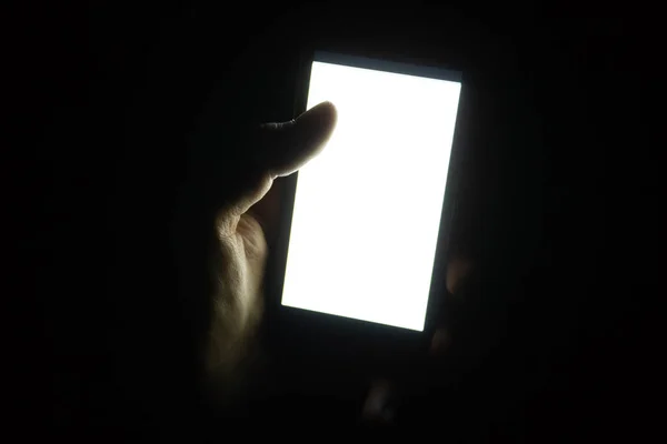 Bir Karanlıkta Boş Ekranlı Bir Telefonu Tutuyor — Stok fotoğraf