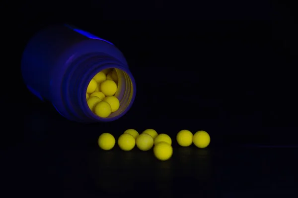 Pastillas Amarillas Con Botella Luz Negra — Foto de Stock