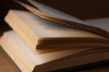 Eski kitap, karanlıkta kapanıyor, kağıt sayfalarda.