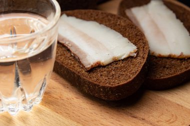 Siyah ekmekli domuz yağı ve alkollü bardaklar.