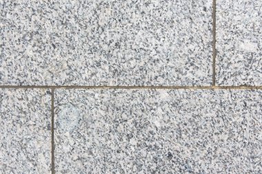 Taş granit kiremitler şehir sokağına yakın.