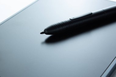 Dijital kalem grafik tableti ve dijital çizim üzerine yatar