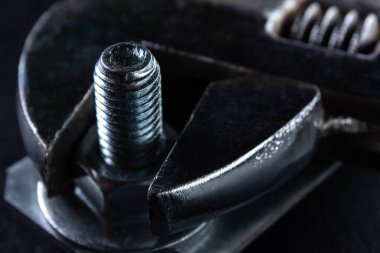 Ayarlanabilir anahtar cıvatayı sıkılaştırır, yakın plan.