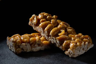 Ballı fındık barı. Fıstık çekirdekleri balla karıştırılmış, Gürcü tatlısı 