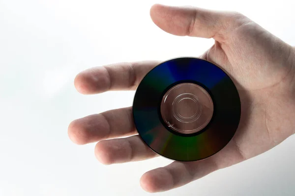 Compact Disc Der Hand Des Mannes Auf Weißem Hintergrund — Stockfoto