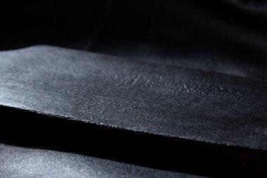 Deri arka planda yanmış ahşap tahta, kömür, siyah kesme tahtası, sade anahtar.