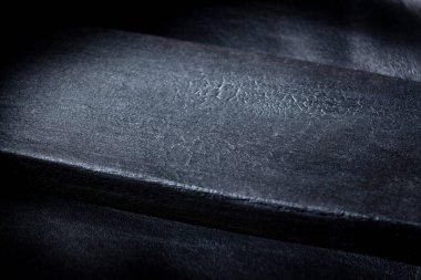 Deri arka planda yanmış ahşap tahta, kömür, siyah kesme tahtası, sade anahtar.