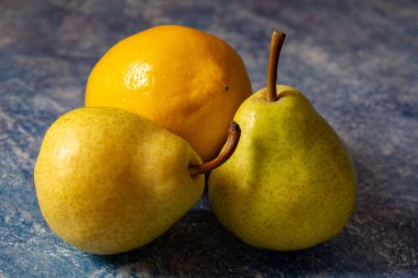Mavi yüzeyde taze armutlar, diyet ve sağlıklı yiyecekler.