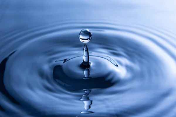 Gota Água Separada Água Cima Água Flui Cima Para Baixo — Fotografia de Stock