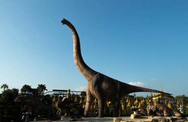 Dinozor Valley, Nongnuch Hayvanat Bahçesi, Chonburi, Tayland mavi gökyüzü ile bir Brachiosaurus modeli.