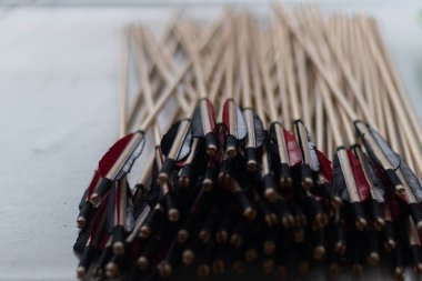 Ahşap ok beyaz masaya yapıldı..