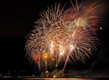 Pattay Internationa Firework festivalinde renkli firewok