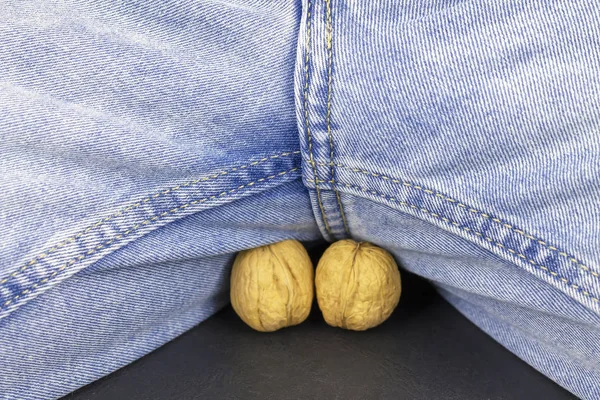 Les Noix Situées Entre Les Jambes Homme Sur Fond Jeans Images De Stock Libres De Droits