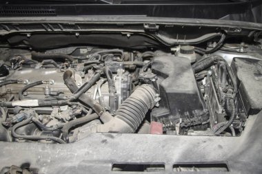 Toz içinde modern araba motoru. 