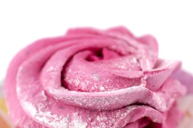 Bir gül şeklinde marshmallow. Tatlı beyaz zemin üzerinde. Odak Merkezi. Kenarlarında odak yok işte. 