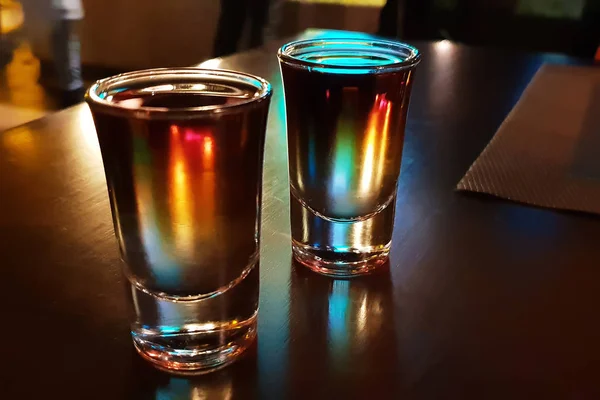 İki içki çubuğu.
