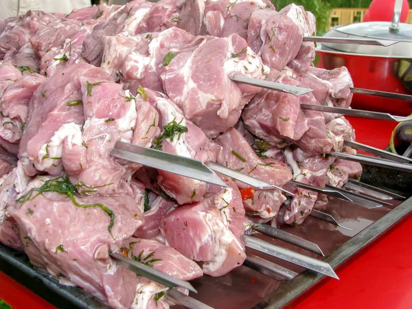 Baharat şiş üzerinde et parçaları.