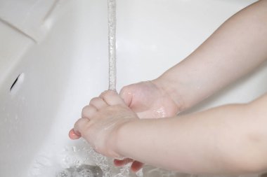 Hijyen. El Temizleme. Çocuk elleri sabunla yıkamak.