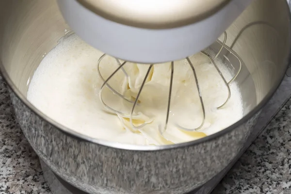 Le processus de fouettage de pâte dans un mélangeur planétaire. Sélectiv Photo De Stock