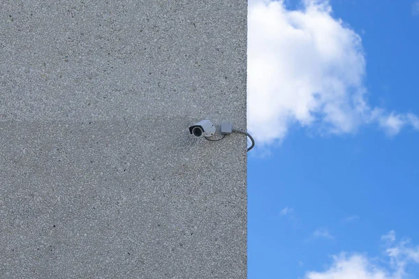 Propriedade privada proteção câmera de segurança montada casa parede exterior imagem stock . — Fotografia de Stock