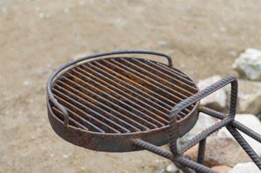 Paslı, yanmış barbekü ızgarası metalden yapılmış. Demirde pas. Kirli 