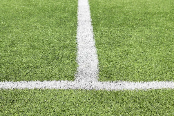 Futbol sahasının yeşil çimüzerinde beyaz boya işaretleme.