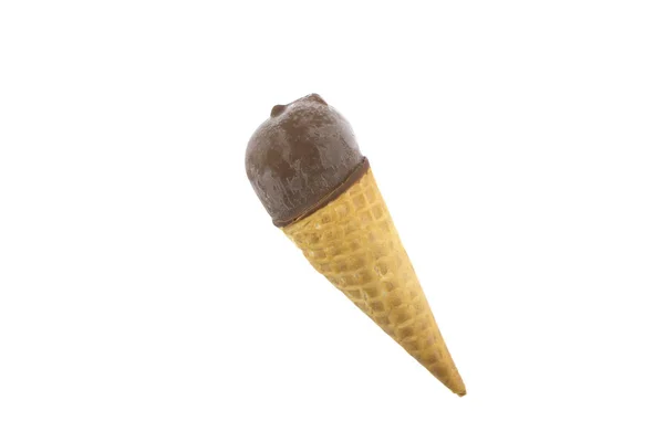 Cono de oblea de helado de chocolate. Aislado sobre fondo blanco . — Foto de Stock